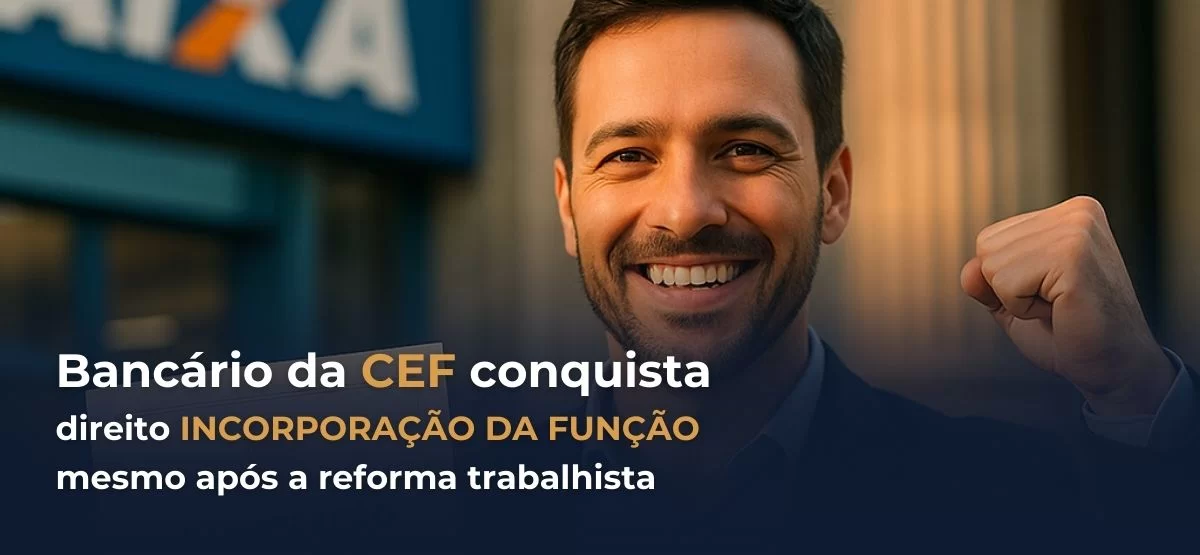 Fotografia de um bancário sorrindo, erguendo o punho em sinal de vitória, com a fachada da CAIXA desfocada ao fundo para reforçar o contexto da instituição bancária.